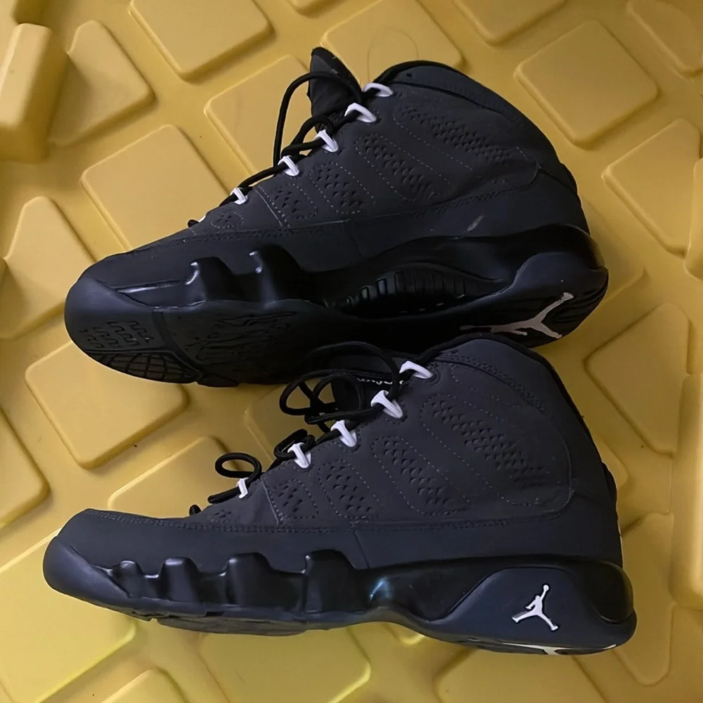 Nike Wolf grey air jordan 9s. SIZE 6.5 YOUTH